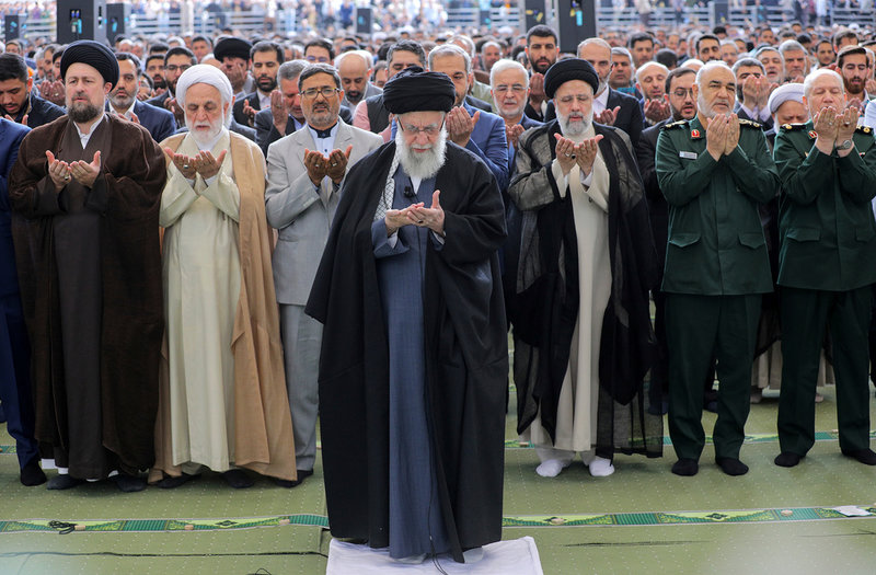 Irans ayatolla Ali Khamenei under en bön i samband med id al-fitr, som markerar slutet på ramadan, den 10 april.