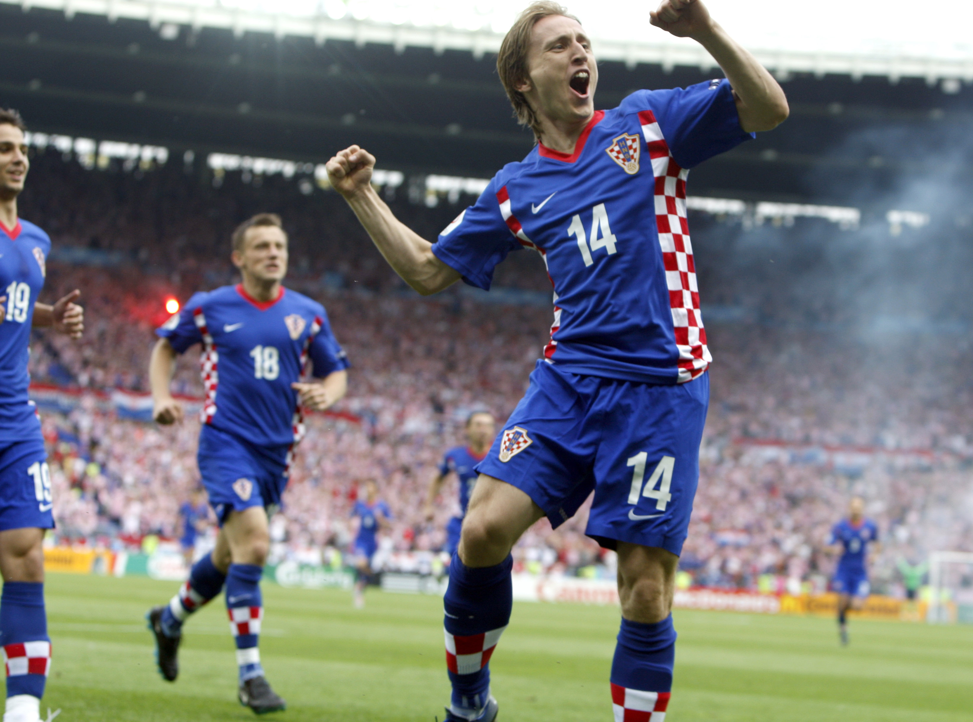 Luka Modric och de andra i det kroatiska landslaget bär en stor tyngd på sina axlar ifrån hemlandet.