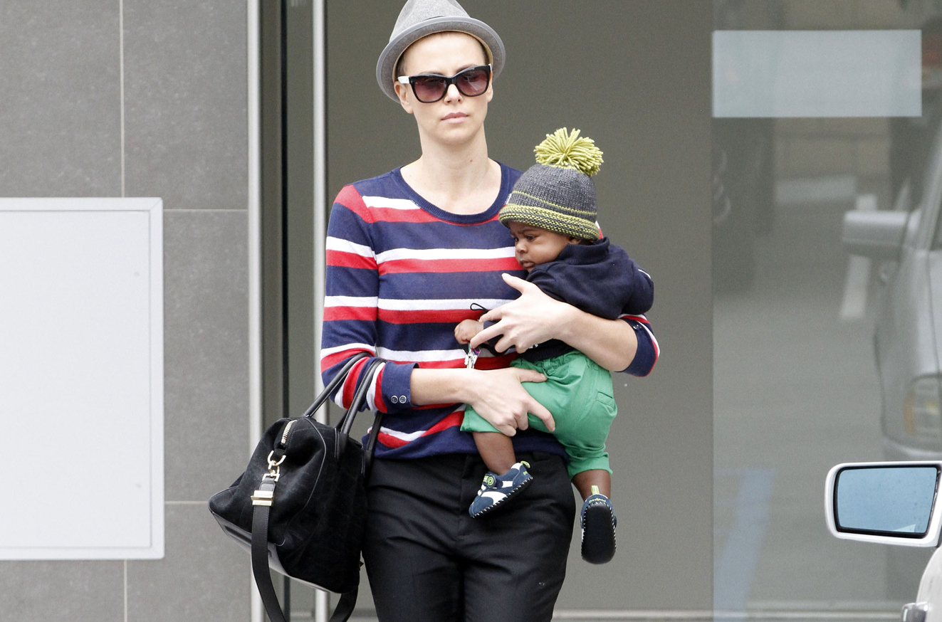 Charlize Theron med sin son Jackson i famnen. 