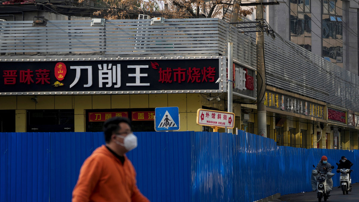 Barriärer sattes upp runt ett kvarter med butiker i Peking på torsdagen, i nya nedstängningar på grund av coronaviruset. Samtidigt lättas en del restriktioner.