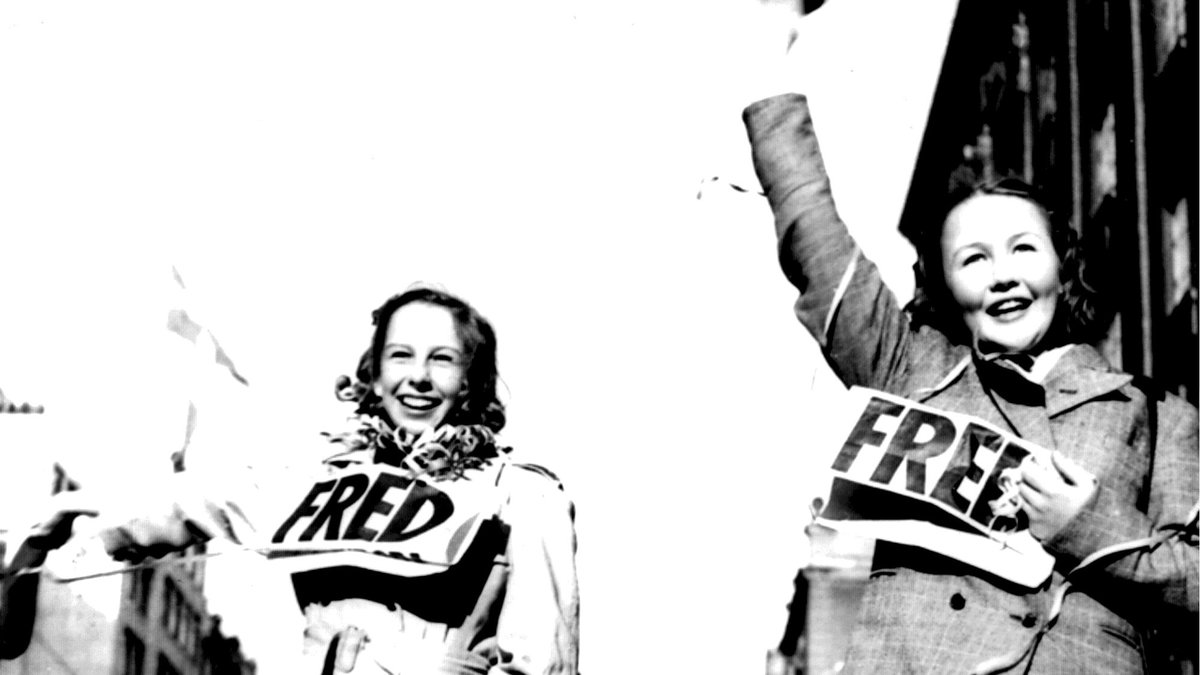 8/5 1945. Lycka på Kungsgatan i Stockholm. Andra värdskriget är slut. Kerstin Bauer och Ulla-Lisa Fogelberg firar freden.