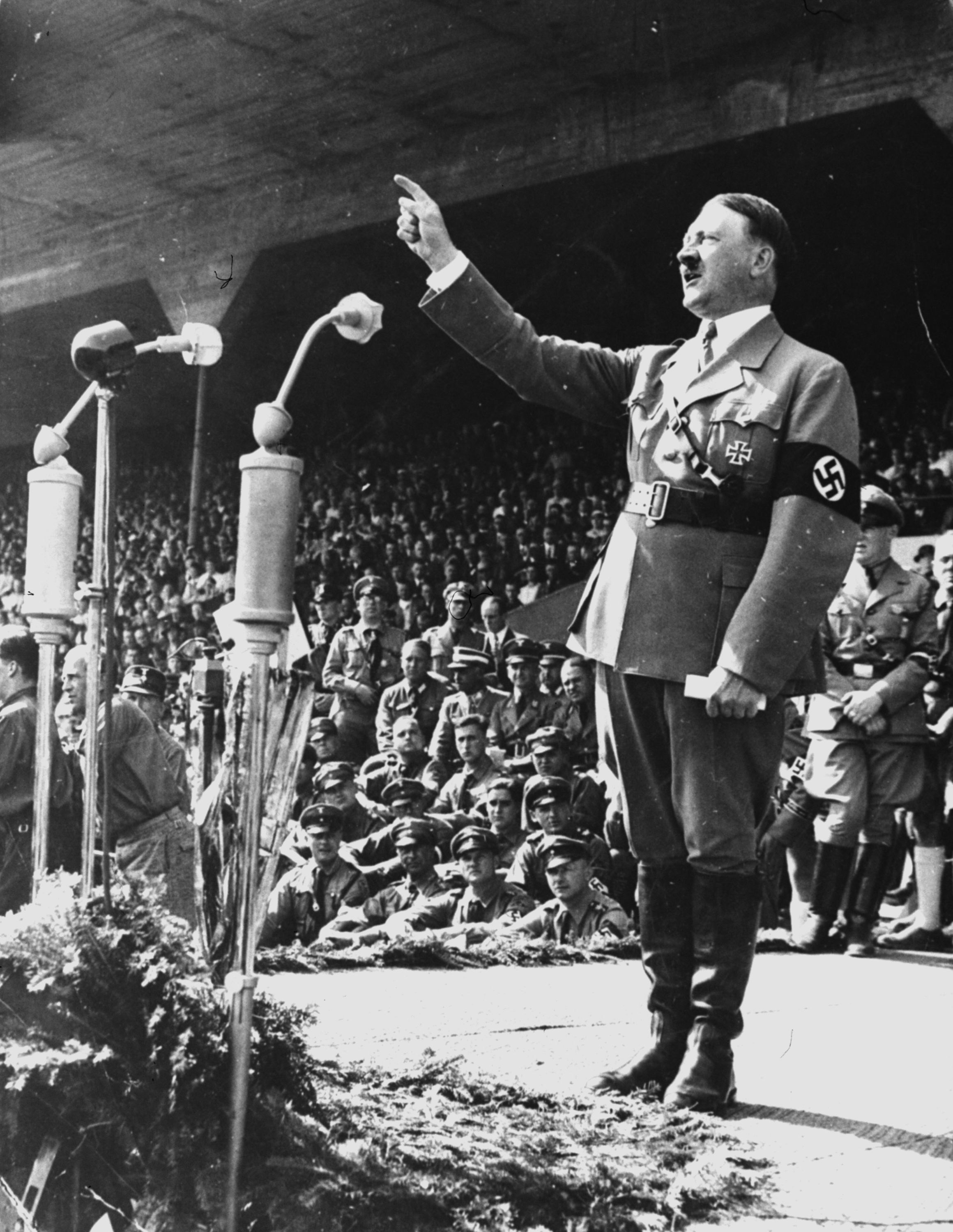 Det kan vara ett lagbrott i Tyskland att öppet visa sitt stöd till Adolf Hitler eller nazistiska symboler.