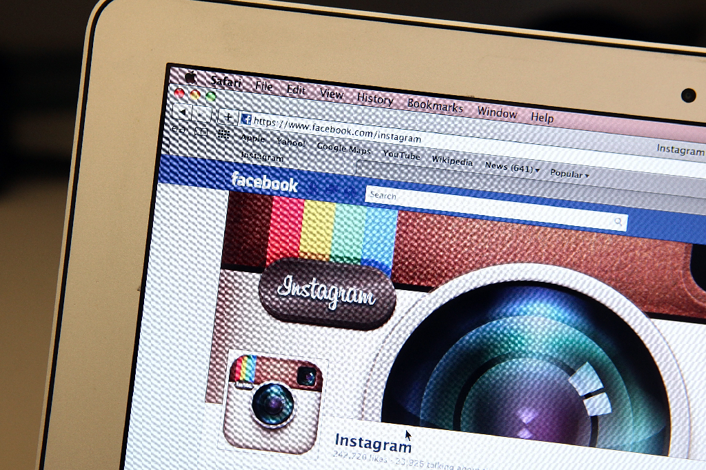 Den 9 april 2012 meddelades att Facebook köper Instagram för en miljard amerikanska dollar.