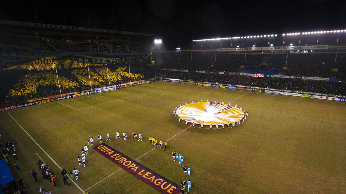 AIK-spelarna hyllade fansen efter den bittra förlusten mot Napoli.