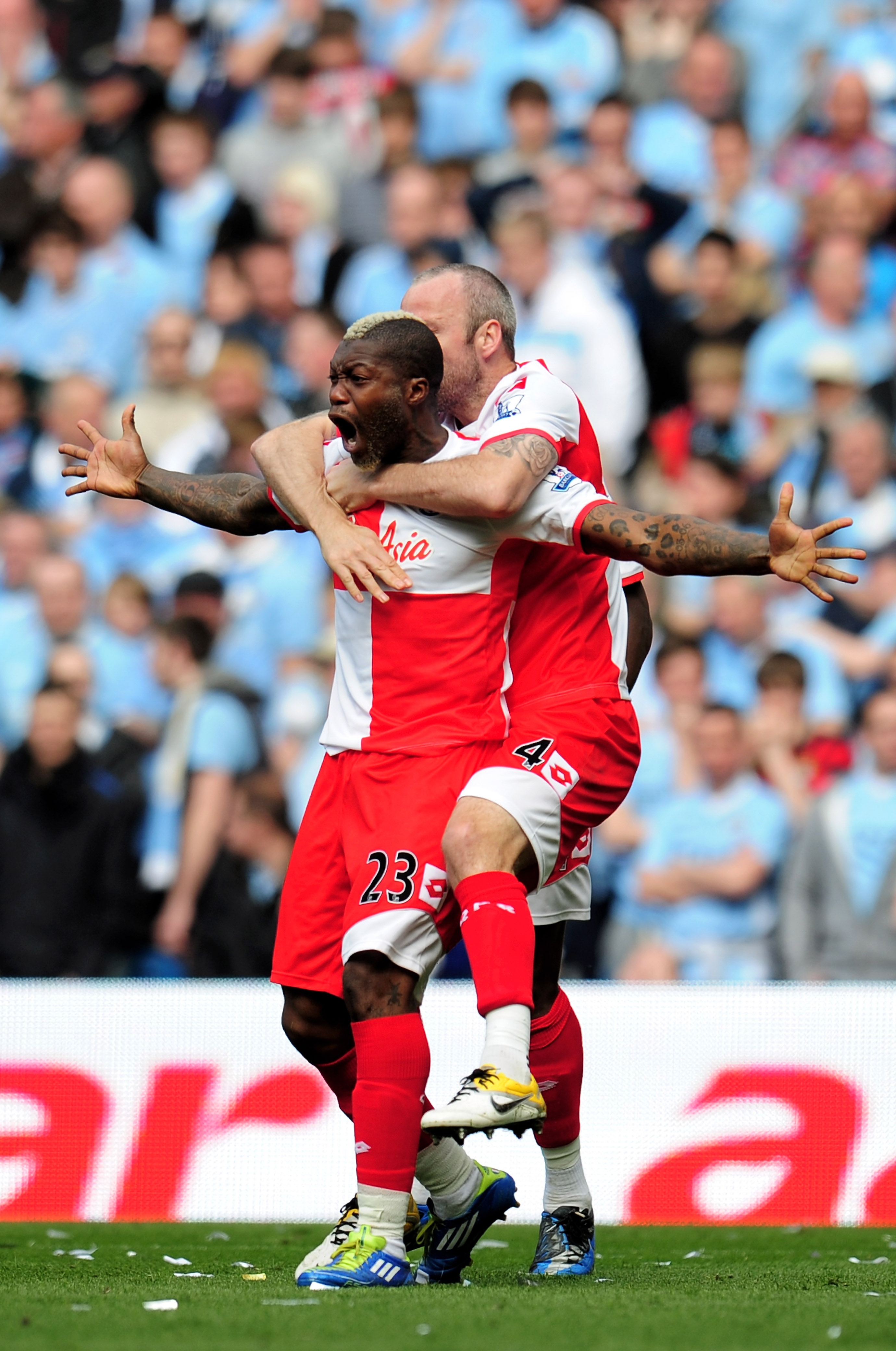 Djibril Cissé jublade efter sitt 1-1-mål. Djibril Cissé jublade efter sitt 1-1-mål.