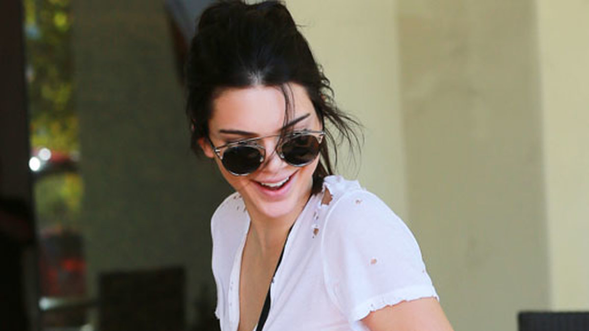 Kendall Jenner på väg till Kims födelsedagsfest i Beverly Hills.