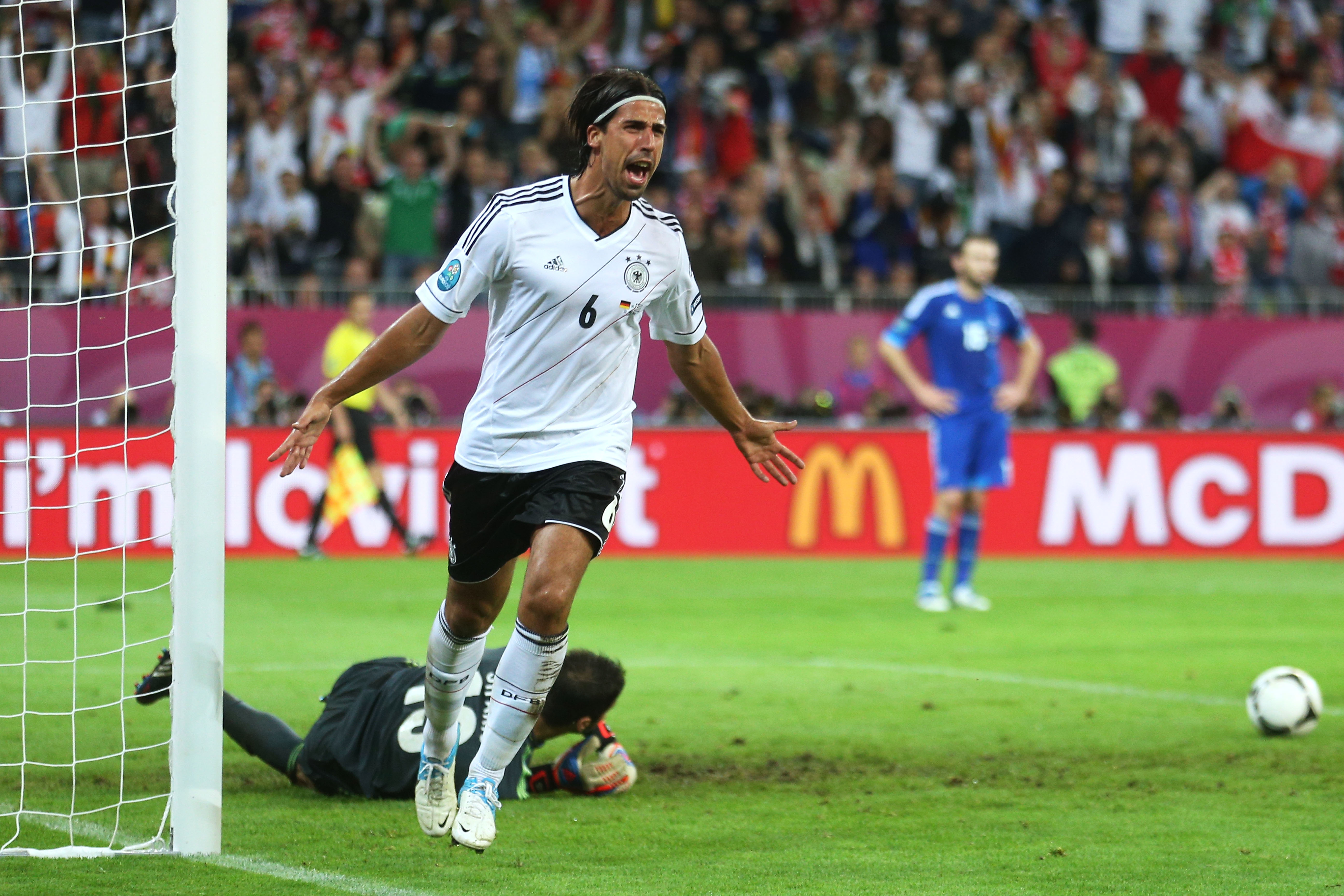 För bara sex minuter senare tog Tyskland ledningen igen genom en karatespark genom Sami Khedira. För bara sex minuter senare tog Tyskland ledningen igen genom en karatespark genom Sami Khedira.
