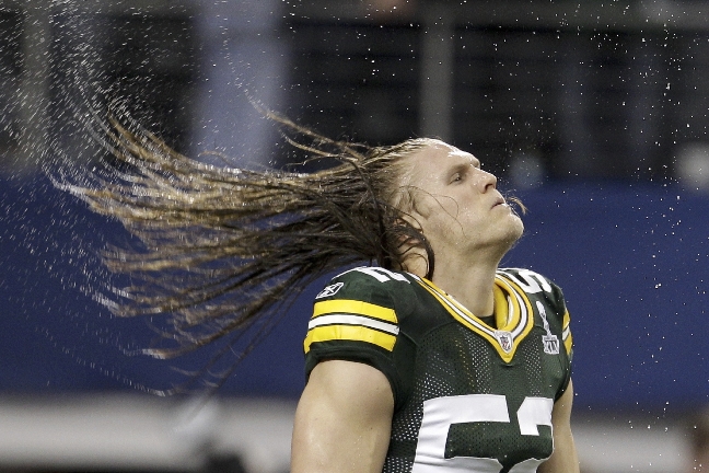 Clay Matthews tvättar sitt långa hår efter att segern var bärgad. Clay Matthews tvättar sitt långa hår efter att segern var bärgad.