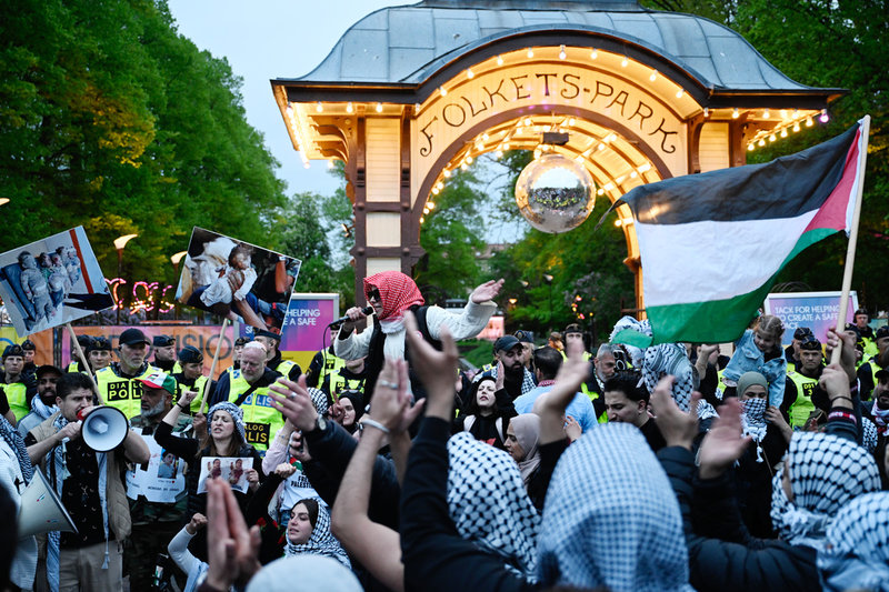 Propalestinska demonstranter som vänder sig mot Israels deltagande i den 68:e upplagan av Eurovision Song Contest (ESC) i Malmö Arena möter en mur av polis utanför Eurovision Village / Folkets Park i Malmö.