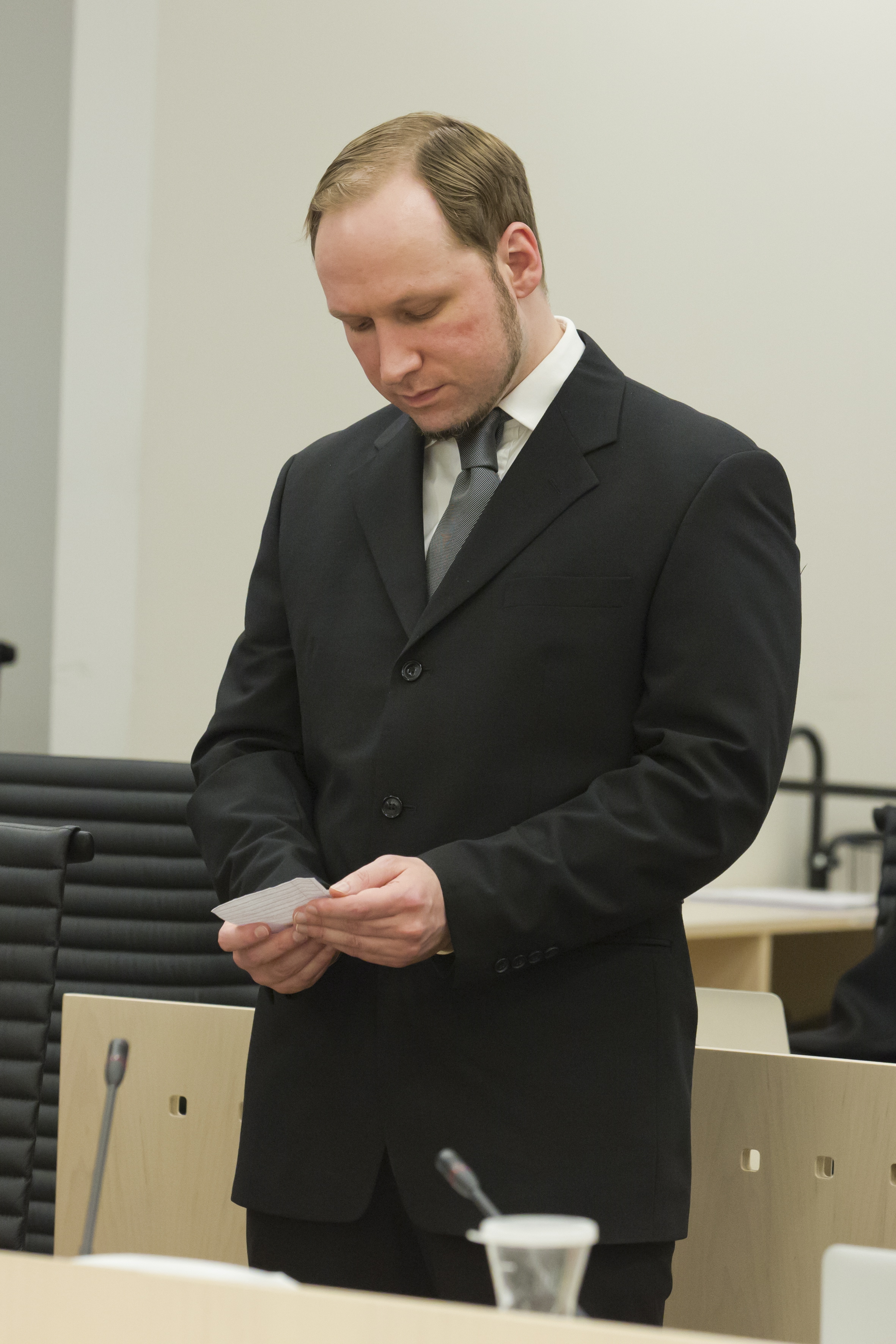 Breivik blandade sig in i diskussionen men fick stränga tillsägelser av  domaren.