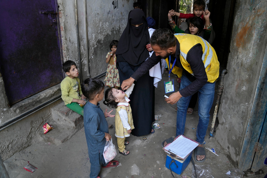 Mycket i världen går åt rätt håll, säger Ola Rosling, vd på stiftelsen Gapminder. Här får barn i Pakistan poliovaccin. Bilden är från oktober.