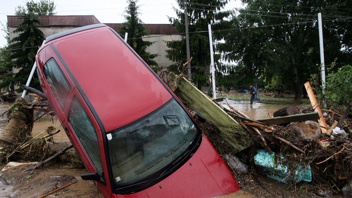 En bil som dragits med av en översvämning i Tzar Kalojan, 25 mil öster om Bulgariens huvudstad Sofia. Arkivbild.
