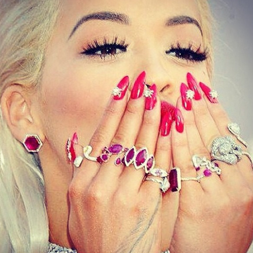 Rita Ora matchar sina diamanter med röda långa naglar. Rita Ora matchar sina diamanter med röda långa naglar.
