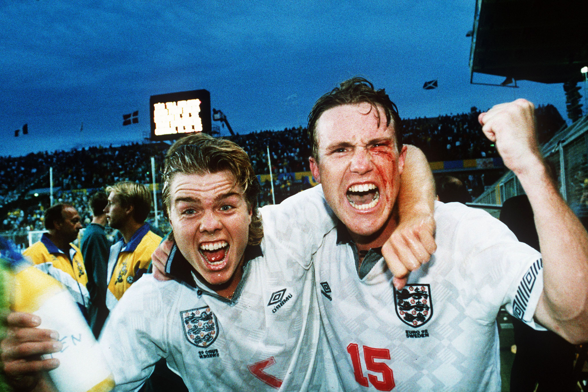 Tomas Brolin och Janne Eriksson efter segern mot England i hemma-EM 1992.