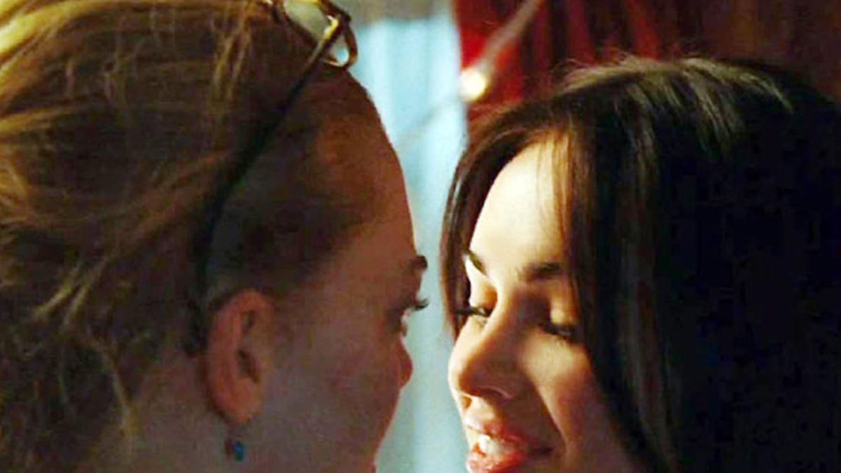 Megan Fox delar en kyss tillsammans med Amanda Seyfried i en film. 