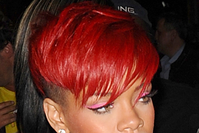 2010 blev det dags för kort rött med rakat hår under och på sidorna. Hot or not?