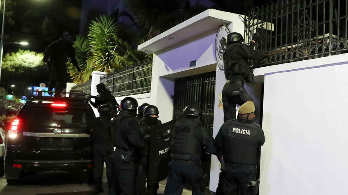 Ecuadoriansk polis på plats vid Mexikos ambassad i Quito i samband med räden.