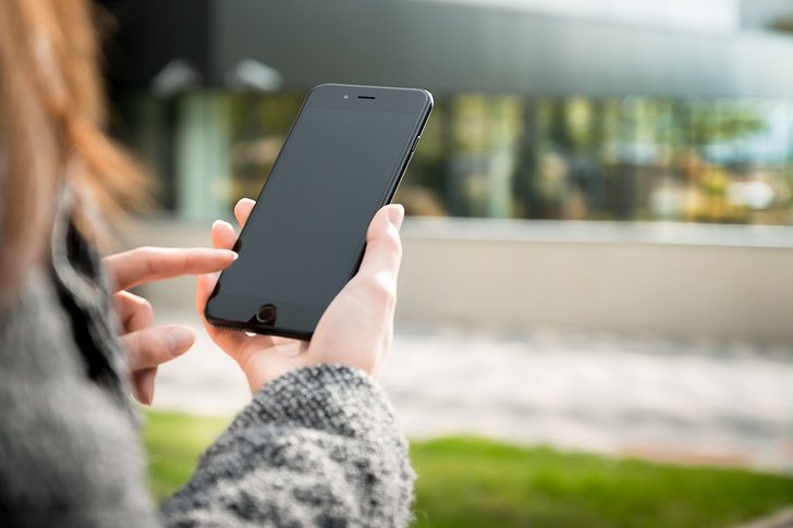 Tjejerna har fått flera samtal och sms från män Tjejerna har fått flera samtal och sms från män