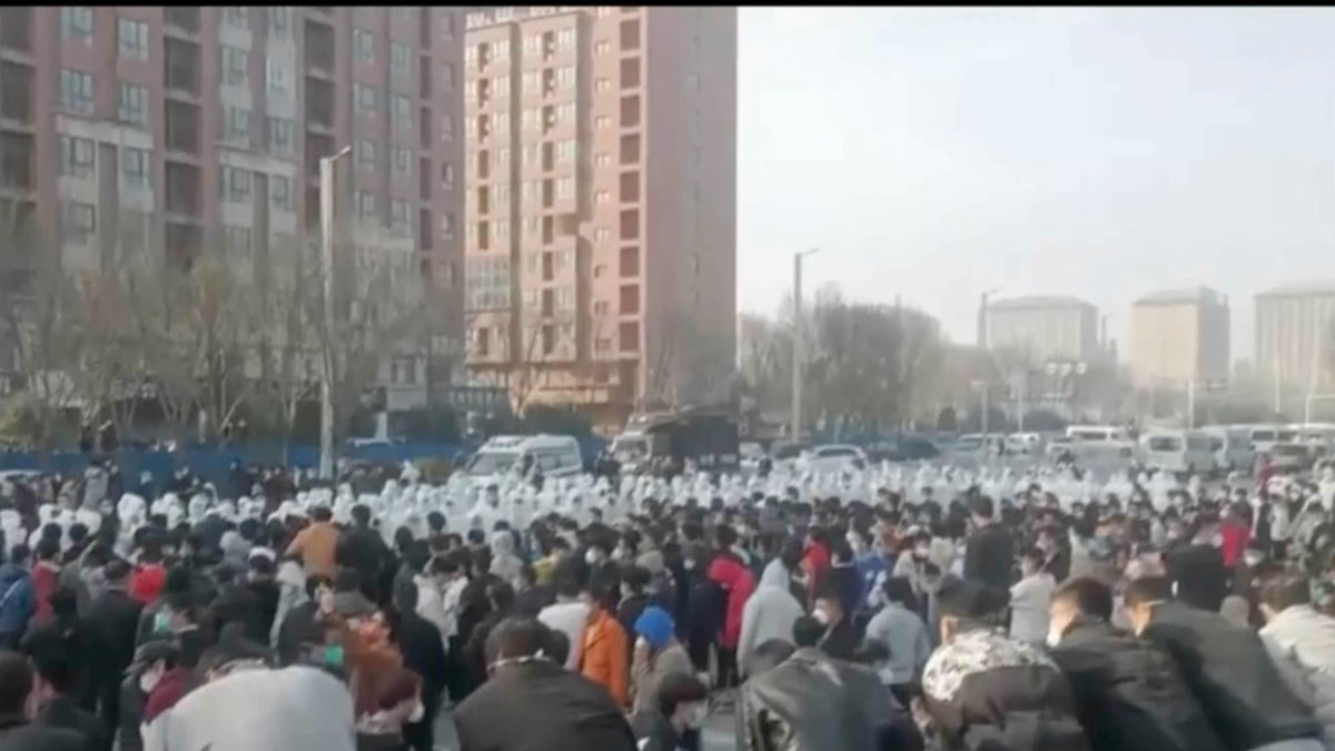 Torsdagens samling av arga fabriksarbetare i den enorma Iphone-fabriken i Zhengzhou.