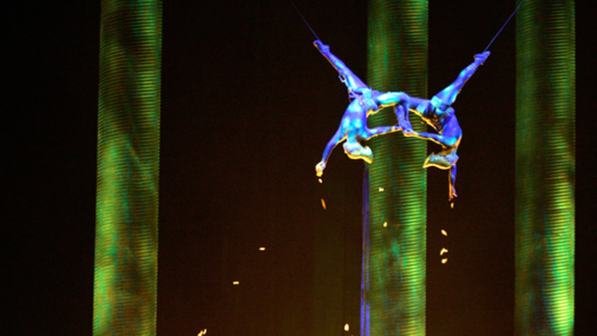 Sarah Guyard-Guillot (till vänster) uppträder år 2008 med Cirque du Soleils föreställning Ka.