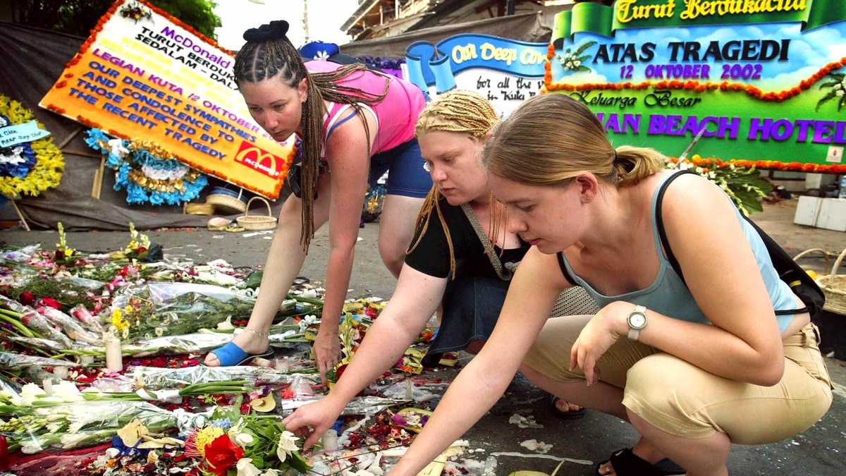 Turister från Australien lägger blommor på platsen. Nattklubben var helt full när bomben exploderade.