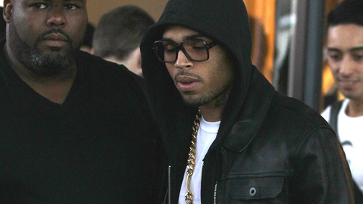 Chris Brown har tagit på sig sin finaste guldkedja för att göra sig riktigt fin för sin extjej Rihanna. 