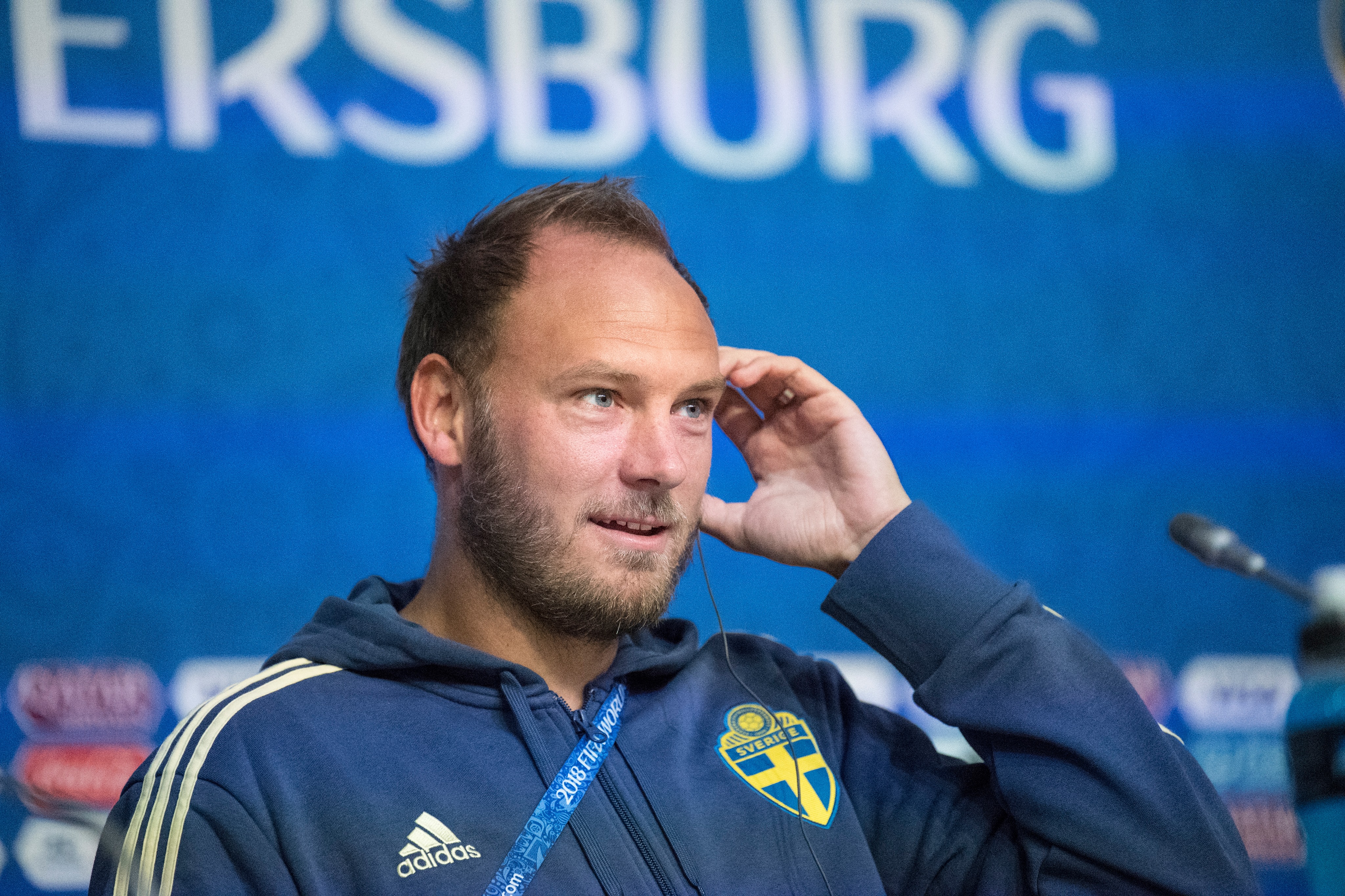 Andreas Granqvist under en presskonferens. Andreas Granqvist under en presskonferens.