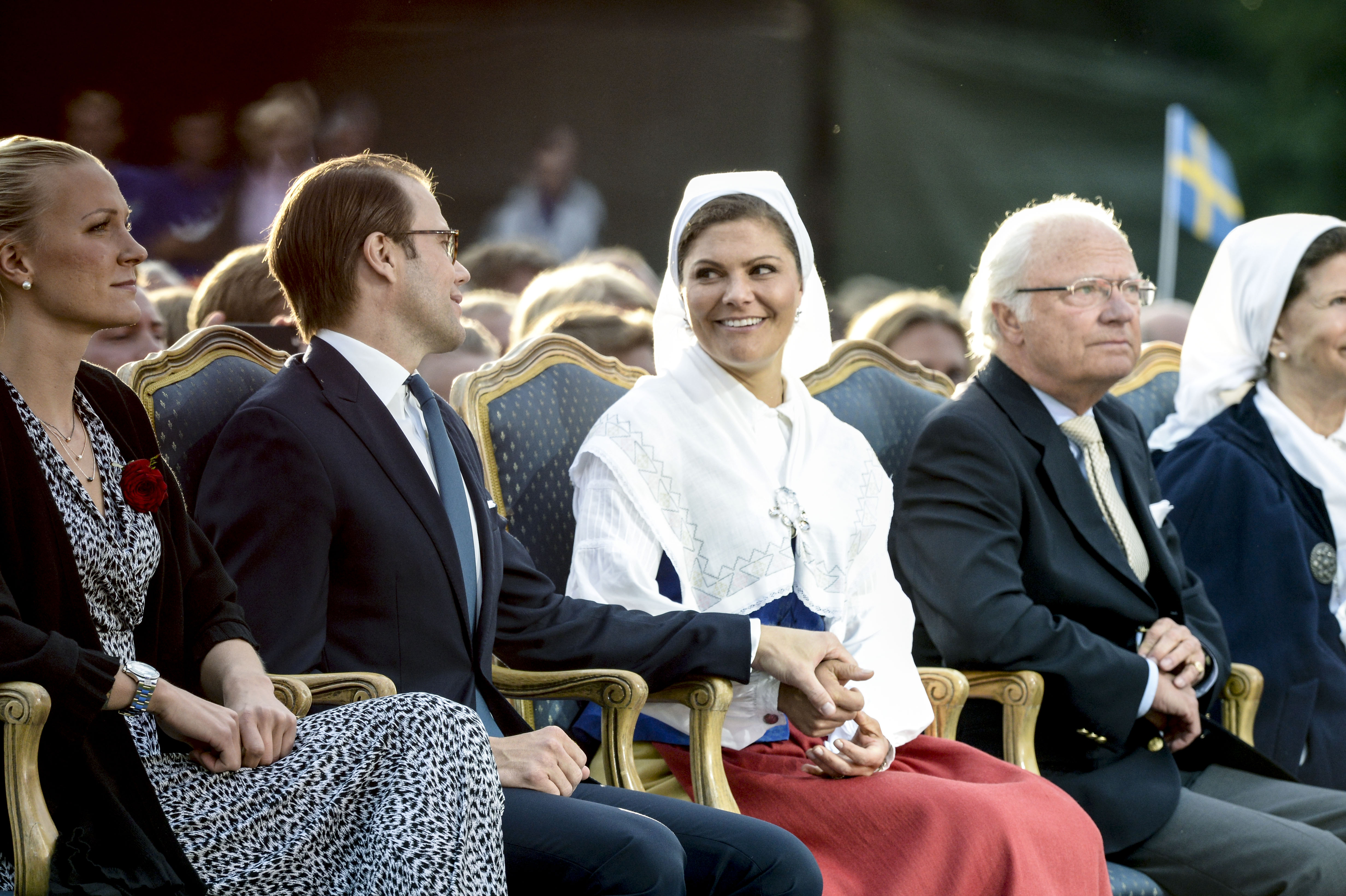 Daniel kollar ömt på sin fru. Daniel kollar ömt på sin fru.