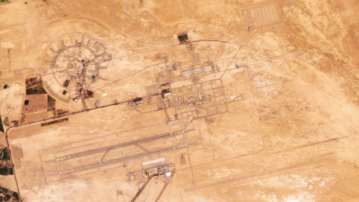 Satellitbild som visar den attackerade flygbasen i Isfahan i Iran.