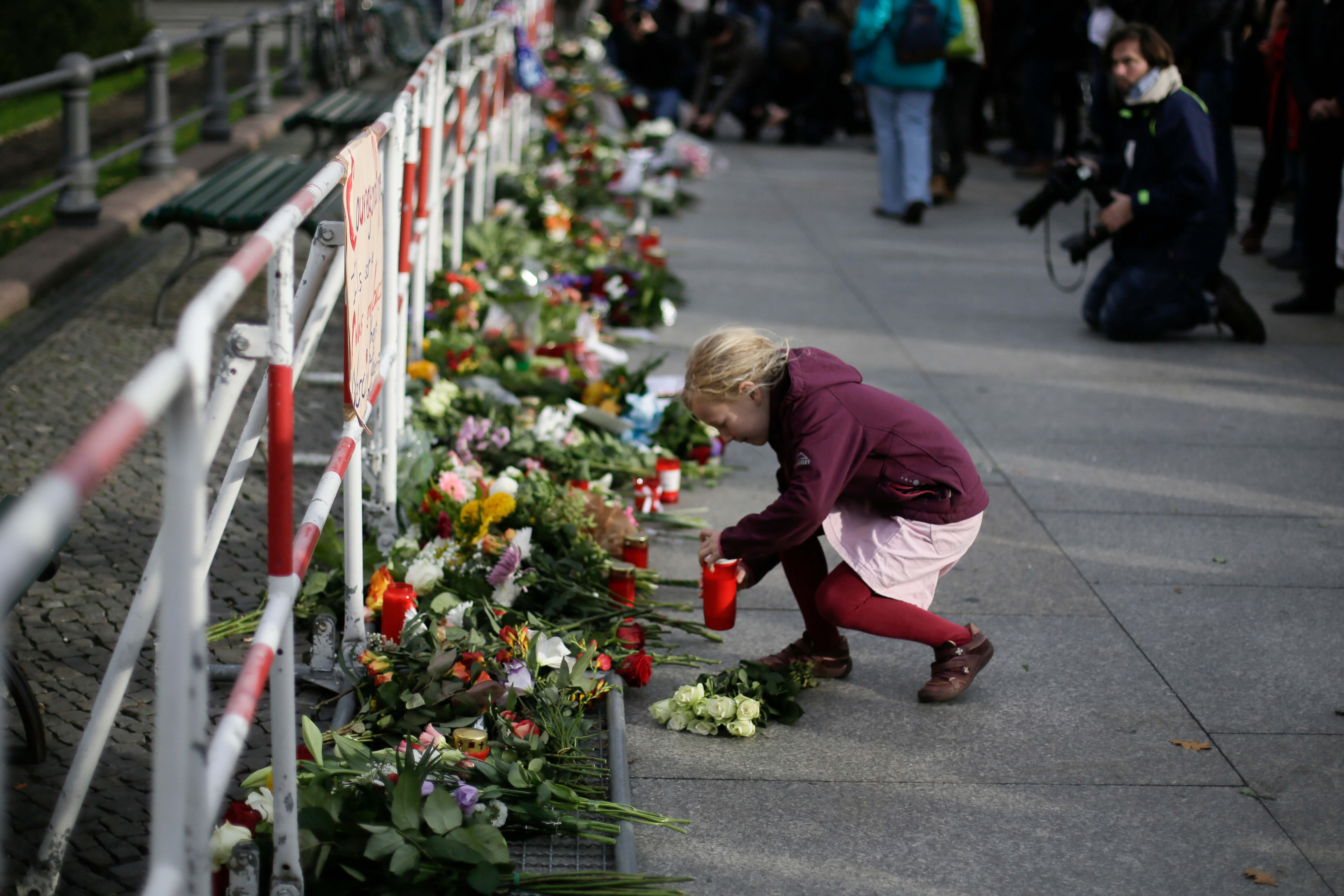 Flicka hedrar offren i Paris genom att lämna blommor utanför Franska ambassaden i Berlin Flicka hedrar offren i Paris genom att lämna blommor utanför Franska ambassaden i Berlin