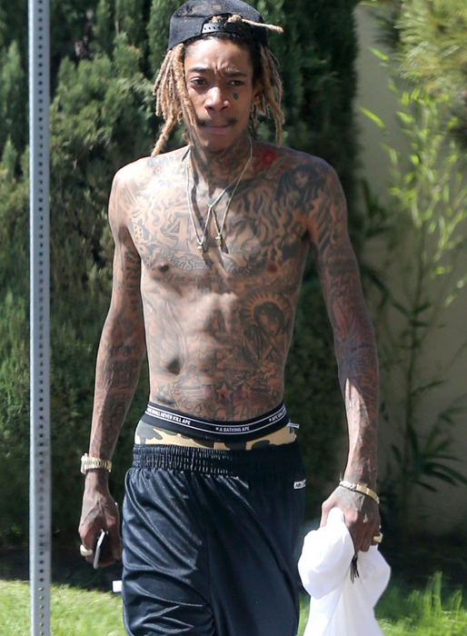 Wiz Khalifa njuter av solen i Beverly Hills. Wiz Khalifa njuter av solen i Beverly Hills.