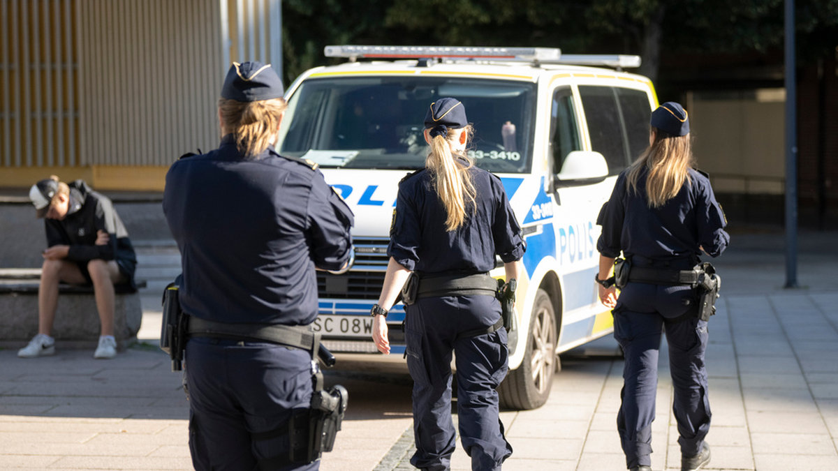 Poliser patrullerar i Hässelby gård i måndags, efter mordet i söndags kväll. De tre misstänkta för mordet har släppts.