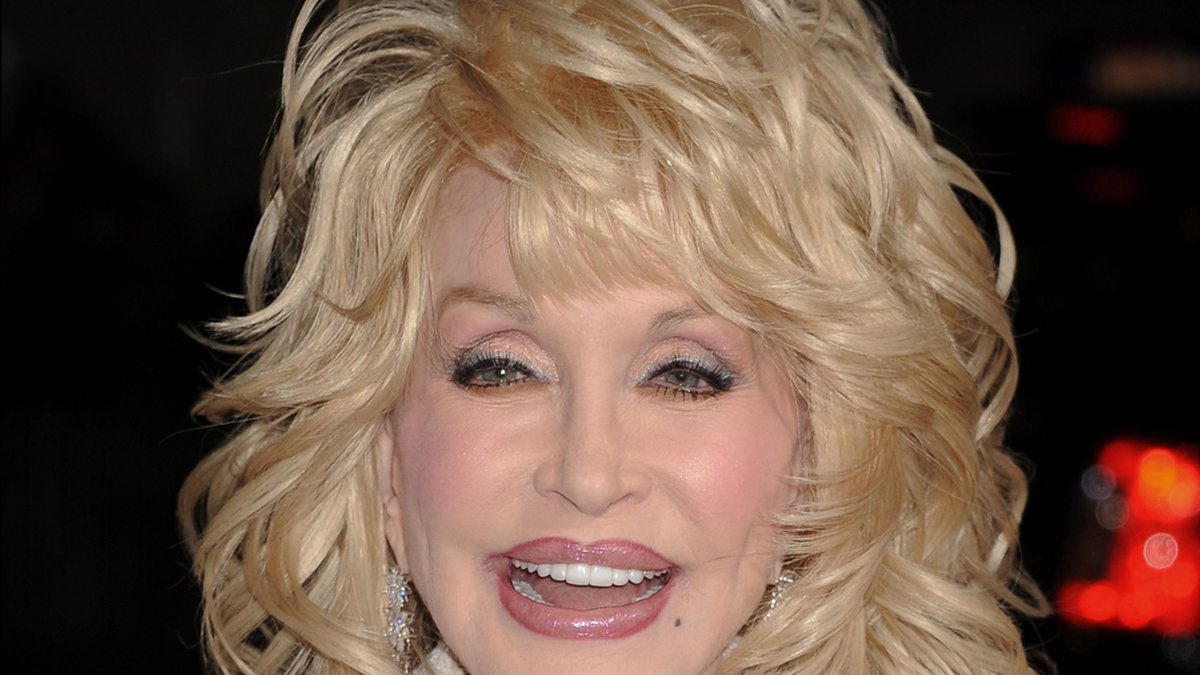 När Dolly Parton ler så händer inte så mycket. 