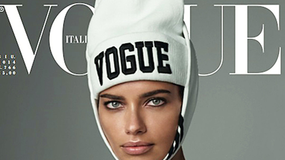 Adriana Lima är sportig på omslaget till italienska Vogue. 