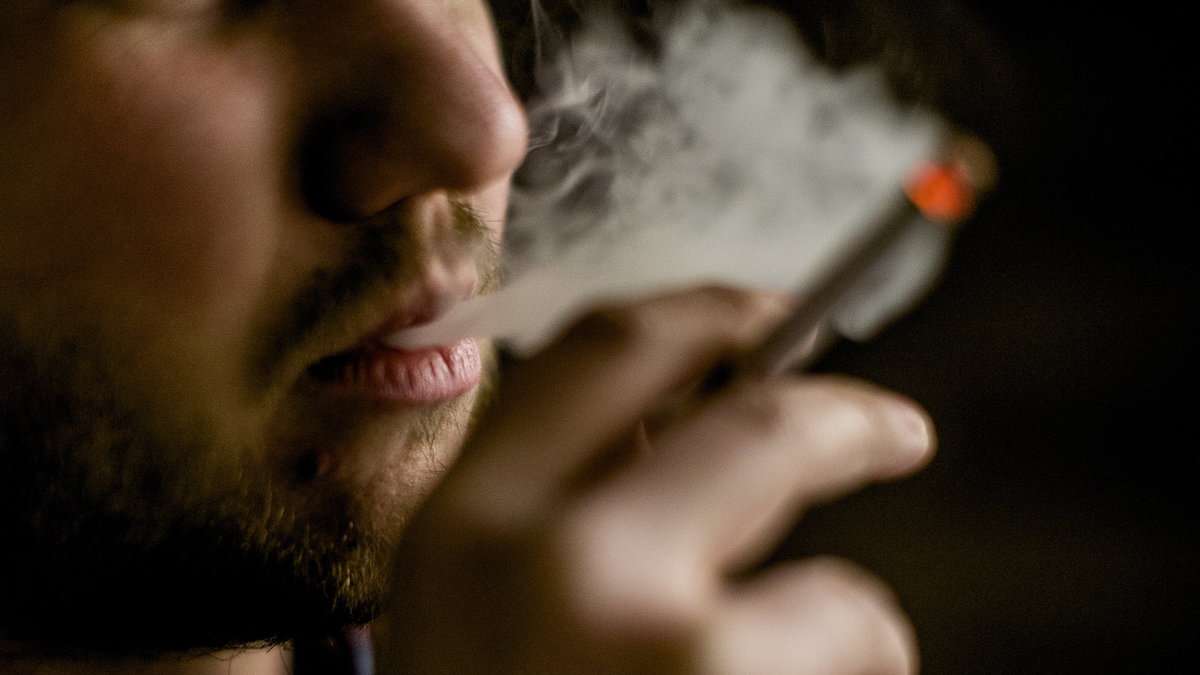 När kläder, möbler och annat "luktar rök" utsätts personer för tredjehandsrökning.