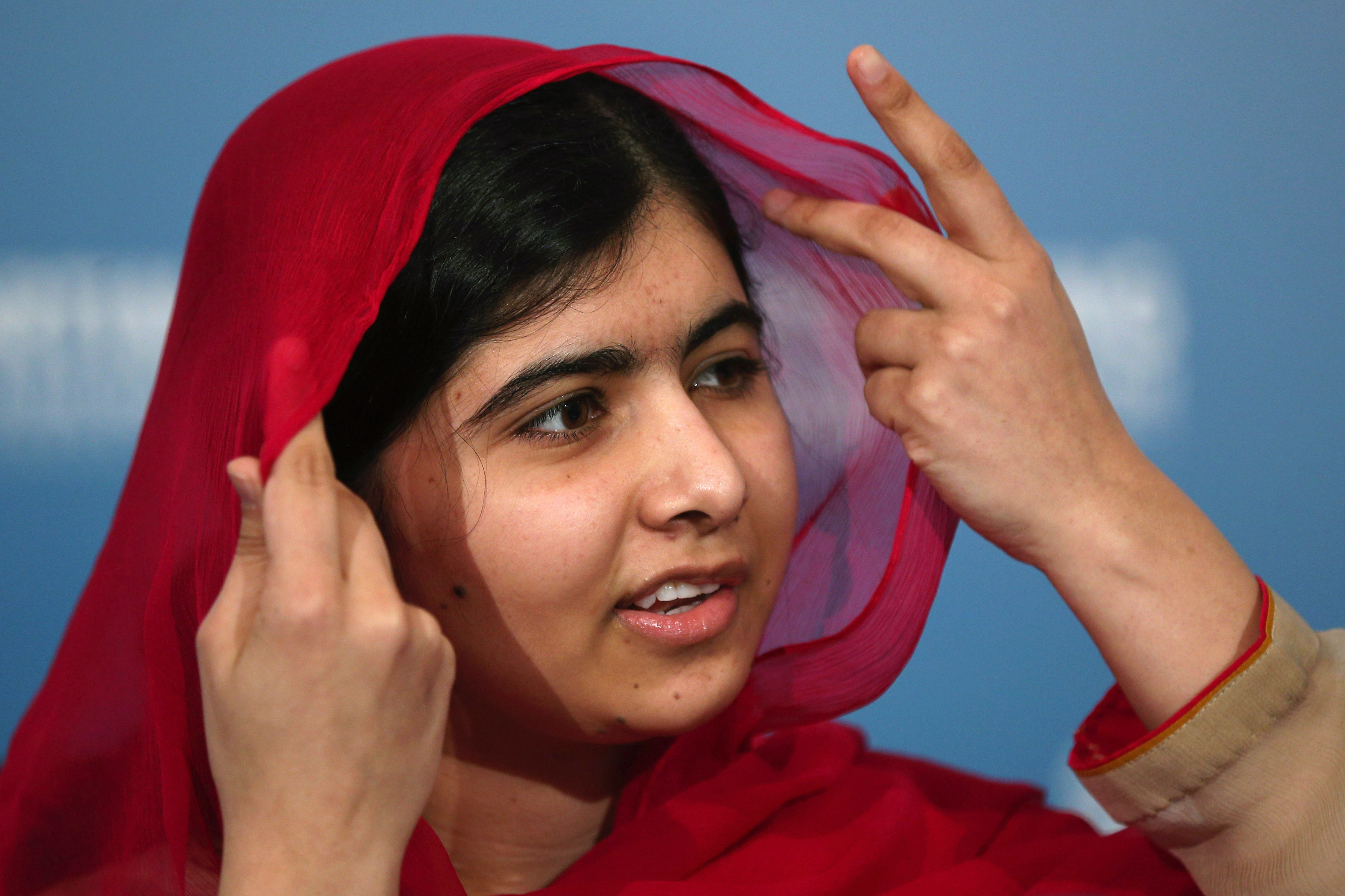 Malala Yousafzai, pakistansk Nobelprisvinnare och kvinnorättskämpe: "När vi i Pakistan inte fick gå till skolan insåg jag att utbildning är makt för kvinnor och därför är terrorister rädda för utbildning." Malala Yousafzai, pakistansk Nobelprisvinnare och kvinnorättskämpe: "När vi i Pakistan inte fick gå till skolan insåg jag att utbildning är makt för kvinnor och därför är terrorister rädda för utbildning."