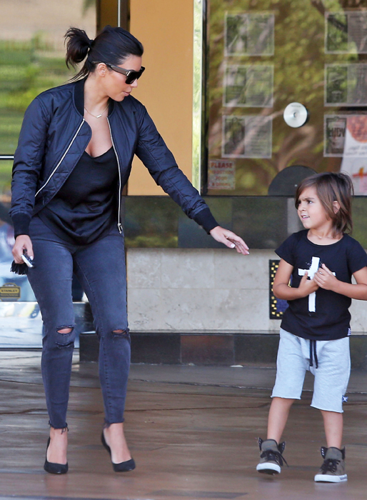Kim Kardashian får kämpa när hon ska ta med sin gudson Mason på bio. Kim Kardashian får kämpa när hon ska ta med sin gudson Mason på bio.