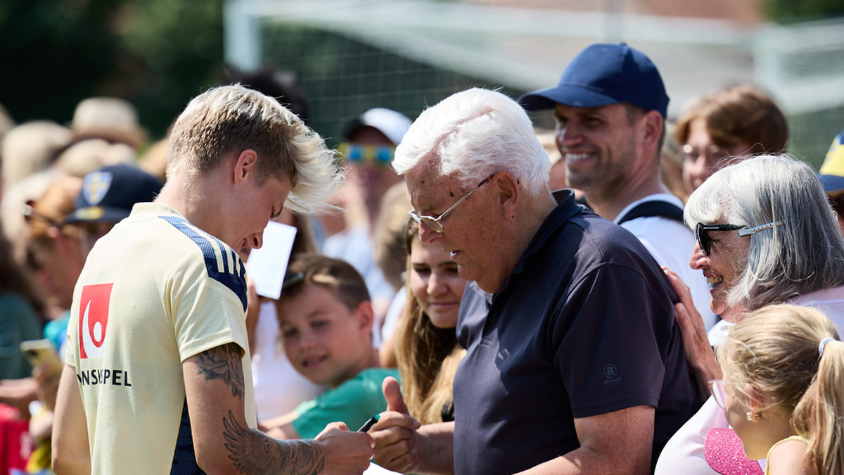 Lina Hurtig och de andra svenska landslagsspelarna hade fullt upp med autografskrivande i Båstad på midsommardagen.