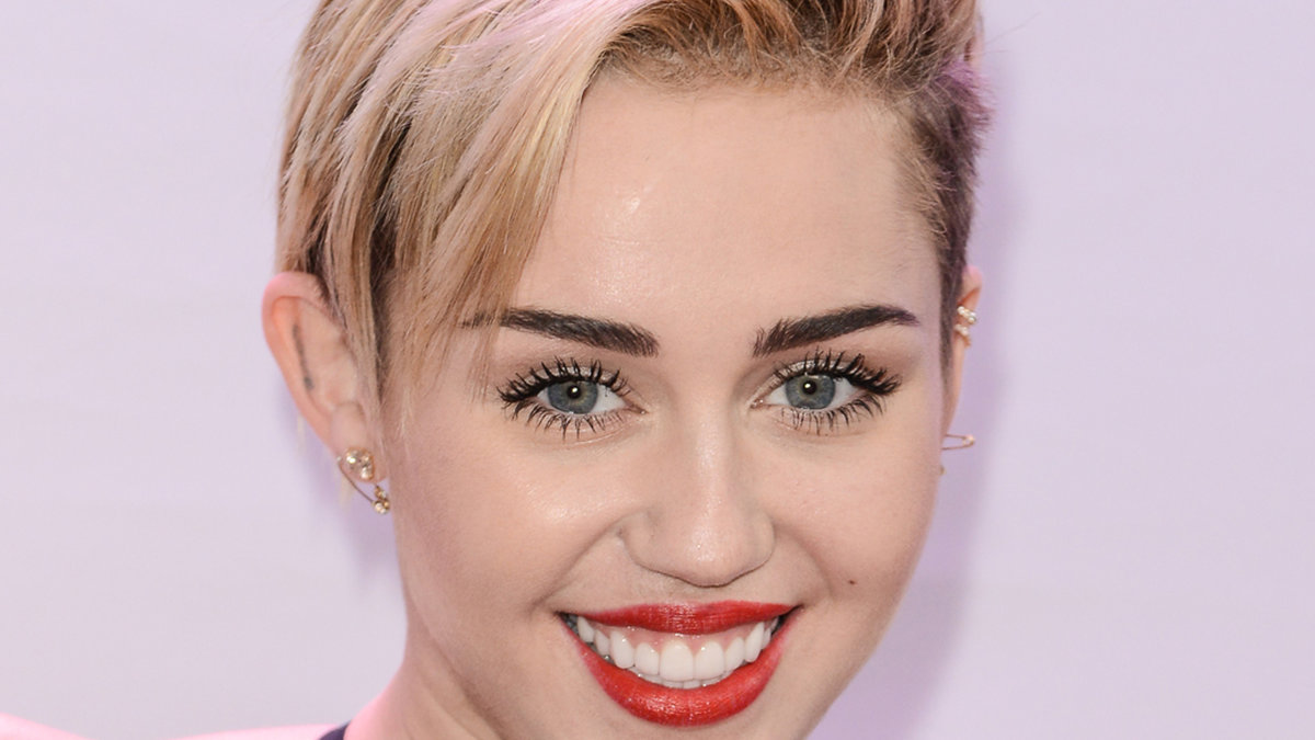 Mileys röda läppar är lite av hennes signum. Till vardags använder hon läppennan Cherry Lip från MAC, och läppstiftet Lady Danger, även det från MAC, skriver Elle.com. 