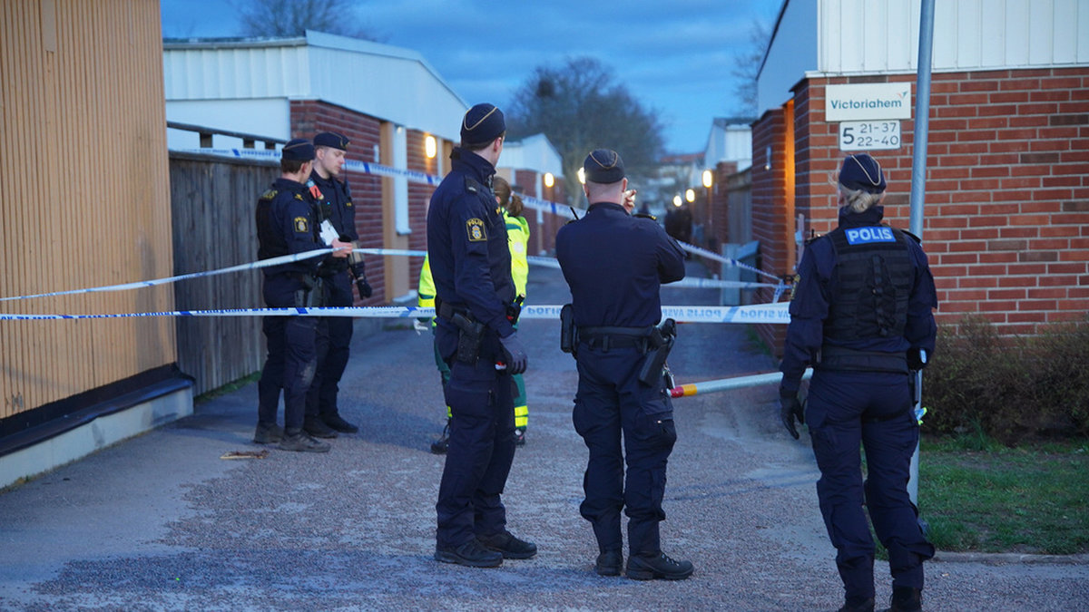 Polis och ambulanspersonal efter skjutningen i Navestad i Norrköping.