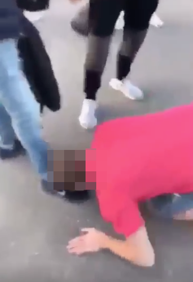 Johannes Ulmefors tvingar ner mannen och ber honom att kyssa en persons skor. Johannes Ulmefors tvingar ner mannen och ber honom att kyssa en persons skor.