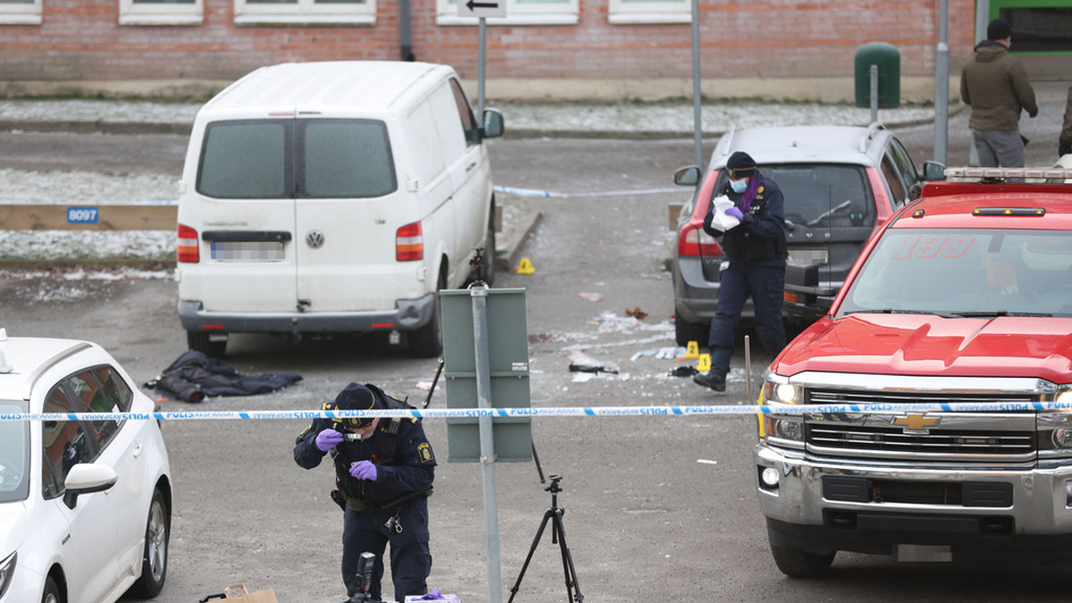 En man i 30-årsåldern dog efter att ha blivit skjuten på en parkeringsplats i Rinkeby i nordvästra Stockholm på juldagen.