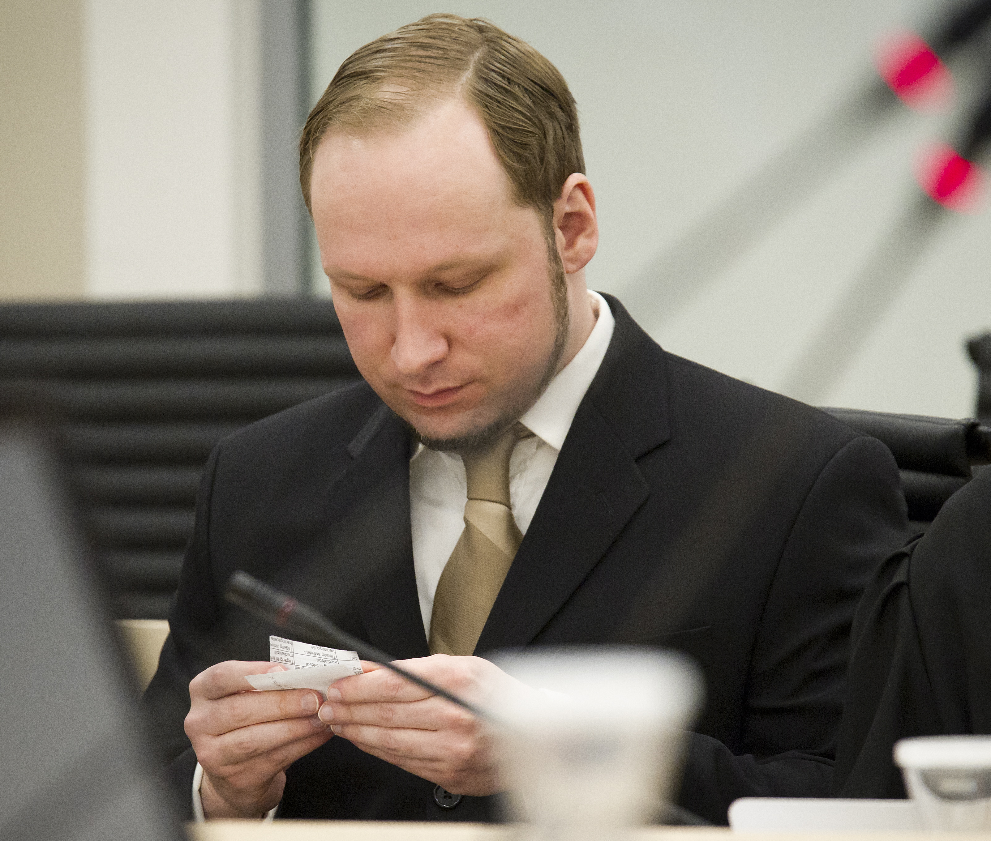 Terje Emberland jämförde Breivik med SS-soldater - men menade att mördaren medvetet valt att distansera sig från. . .