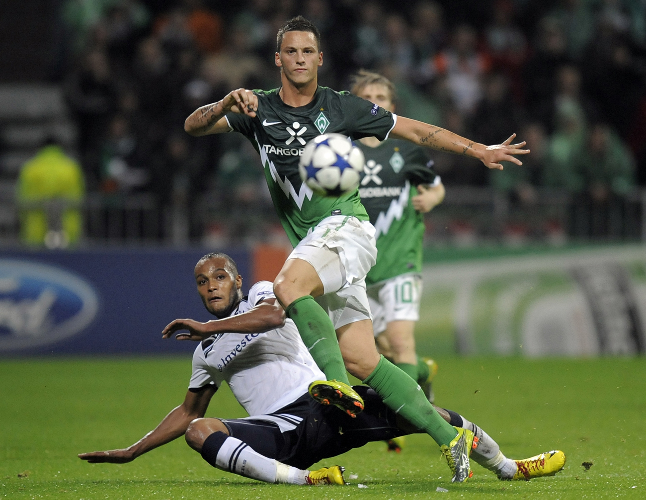 Werder Bremens Marco Arnautovic busade med hunden och vred till sitt knä. Nu riskerar han att missa resten av säsongen i Bundesliga.