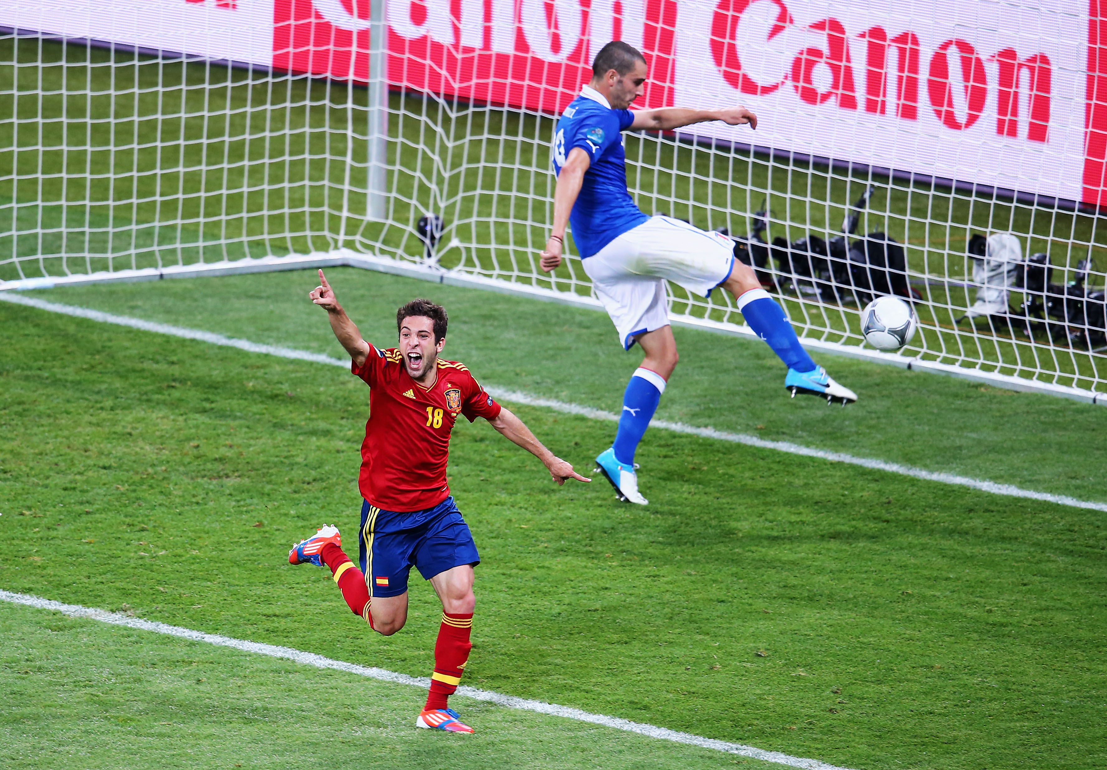 Jordi Alba jublar efter sitt 2-0 mål i finalen.