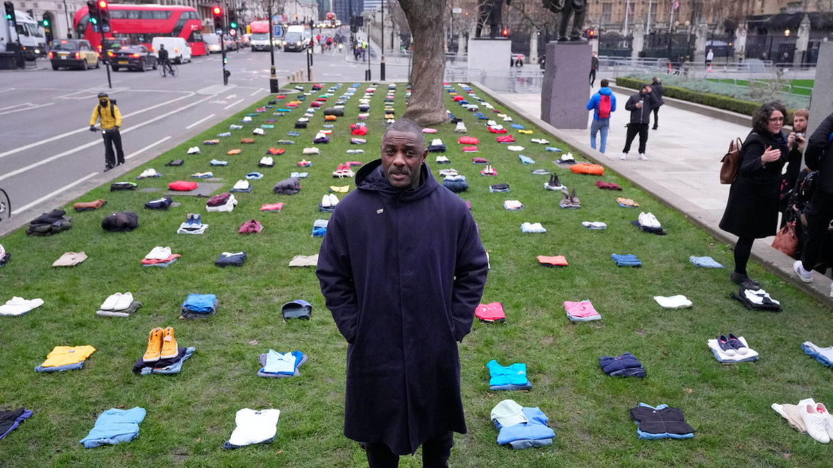 Den brittiske skådespelaren Idris Elba på Parliament Square i London med kläder som representerar dem som dödats i knivvåld i Storbritannien.