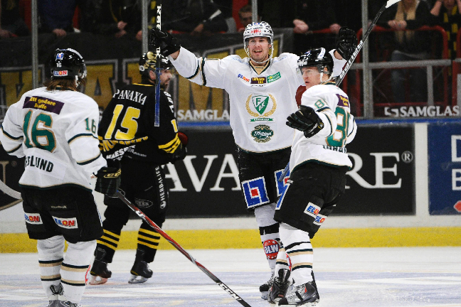 Dick Axelsson (i mitten) firar kvitteringen till 1-1-målet. Dick Axelsson (i mitten) firar kvitteringen till 1-1-målet.