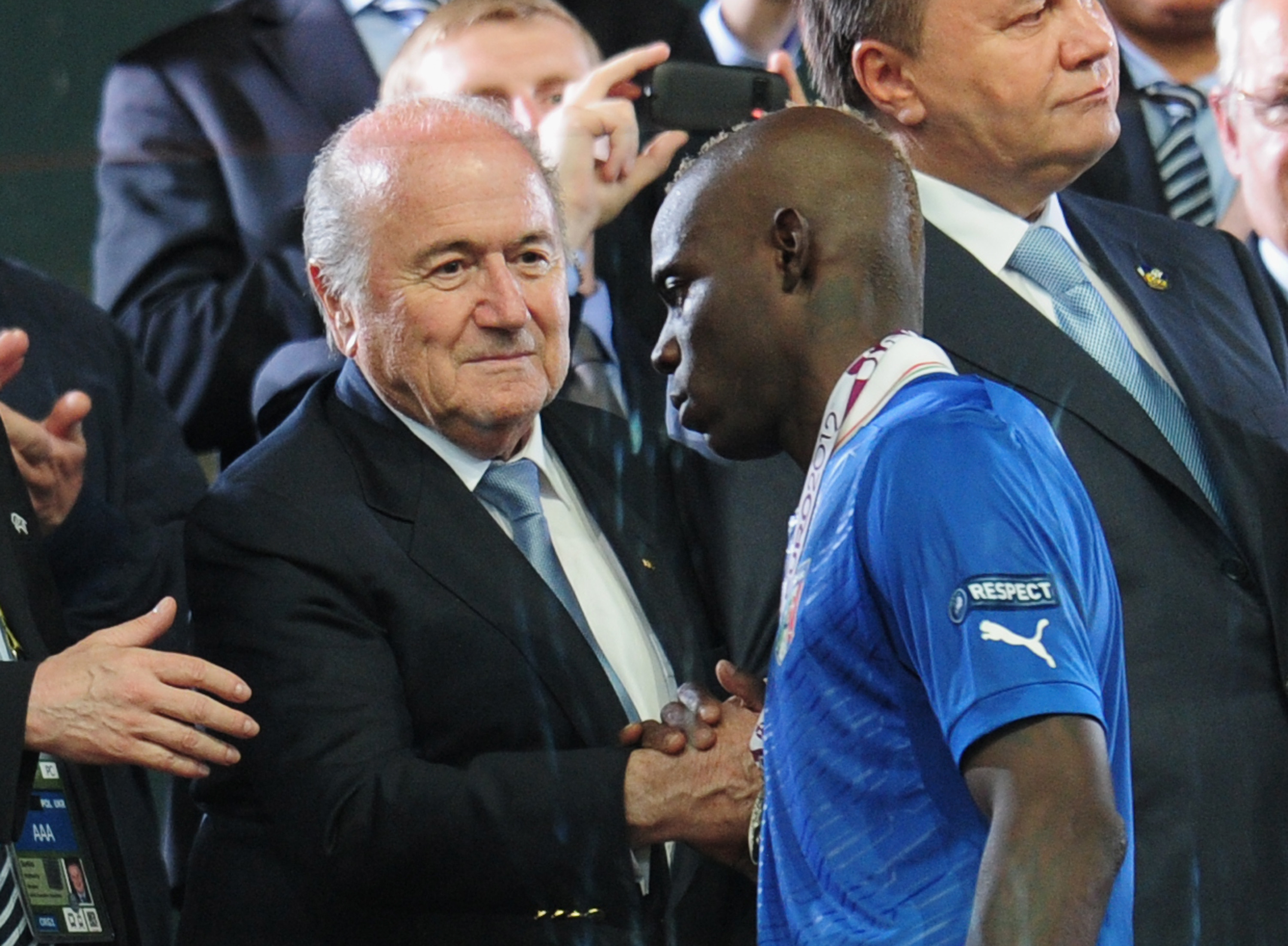 Och Balotelli otröstlig – han gick in i oklädningsrummen direkt efter slutsignalen men gick ut för att få sin silvermedalj. Men nu tar vi matchen ifrån början. Och Balotelli otröstlig – han gick in i oklädningsrummen direkt efter slutsignalen men gick ut för att få sin silvermedalj. Men nu tar vi matchen ifrån början.