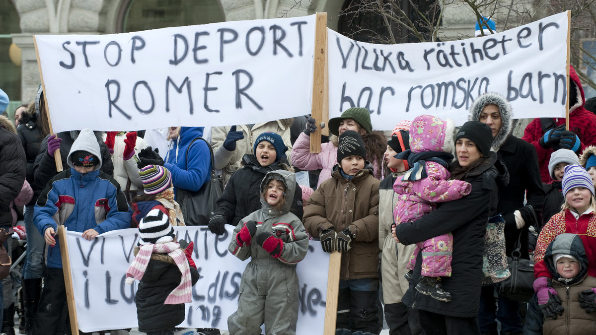 Asylsökande romer i Västsverige demonstrerar på Mynttorget utanför Riksdagshuset i Stockholm mot avvisningar till Kosovo och Serbien.