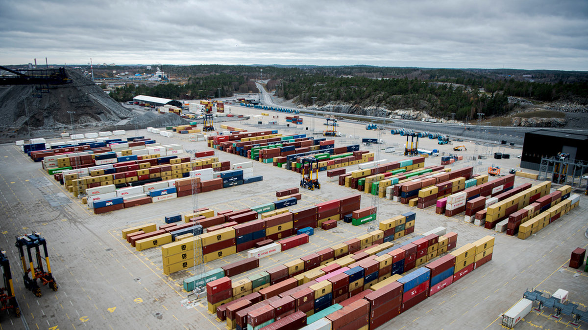 Svenska exportföretag ser ljust på framtiden. Containrar staplade i Stockholm Norvik hamn i Nynäshamn. Arkivbild.